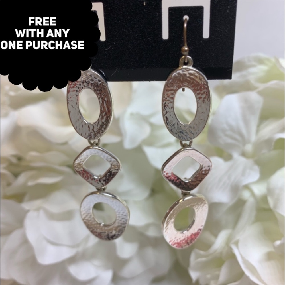 ❤️❤️❤️ FREE ❤️❤️❤️Silver Tone Earrings